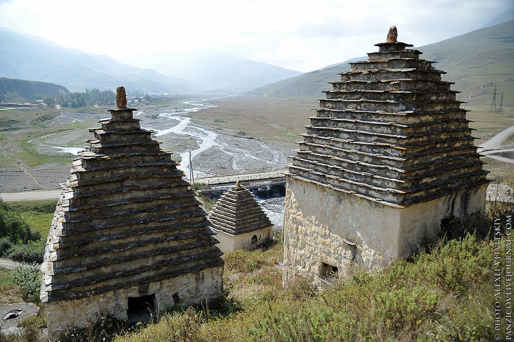 Tường mộ được làm bằng đá phẳng có mái hình chóp - Ảnh: whenonearth 