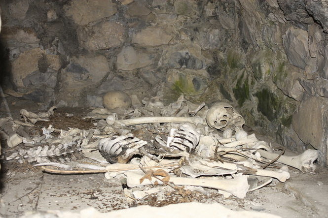 Bên trong hầm mộ chứa nhiều bộ xương và sọ người - Ảnh: flickr 