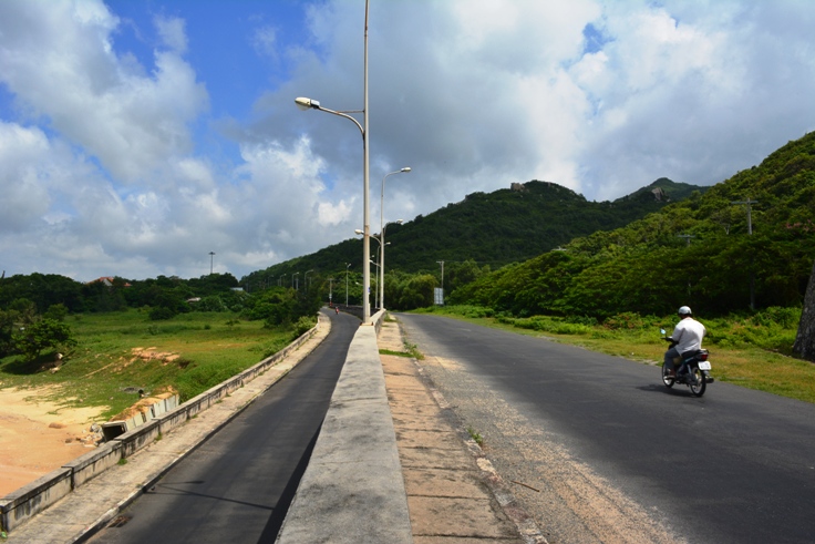 Con đường vòng quanh núi quanh năm xanh tươi cây cỏ - Ảnh: Hồng Tâm 