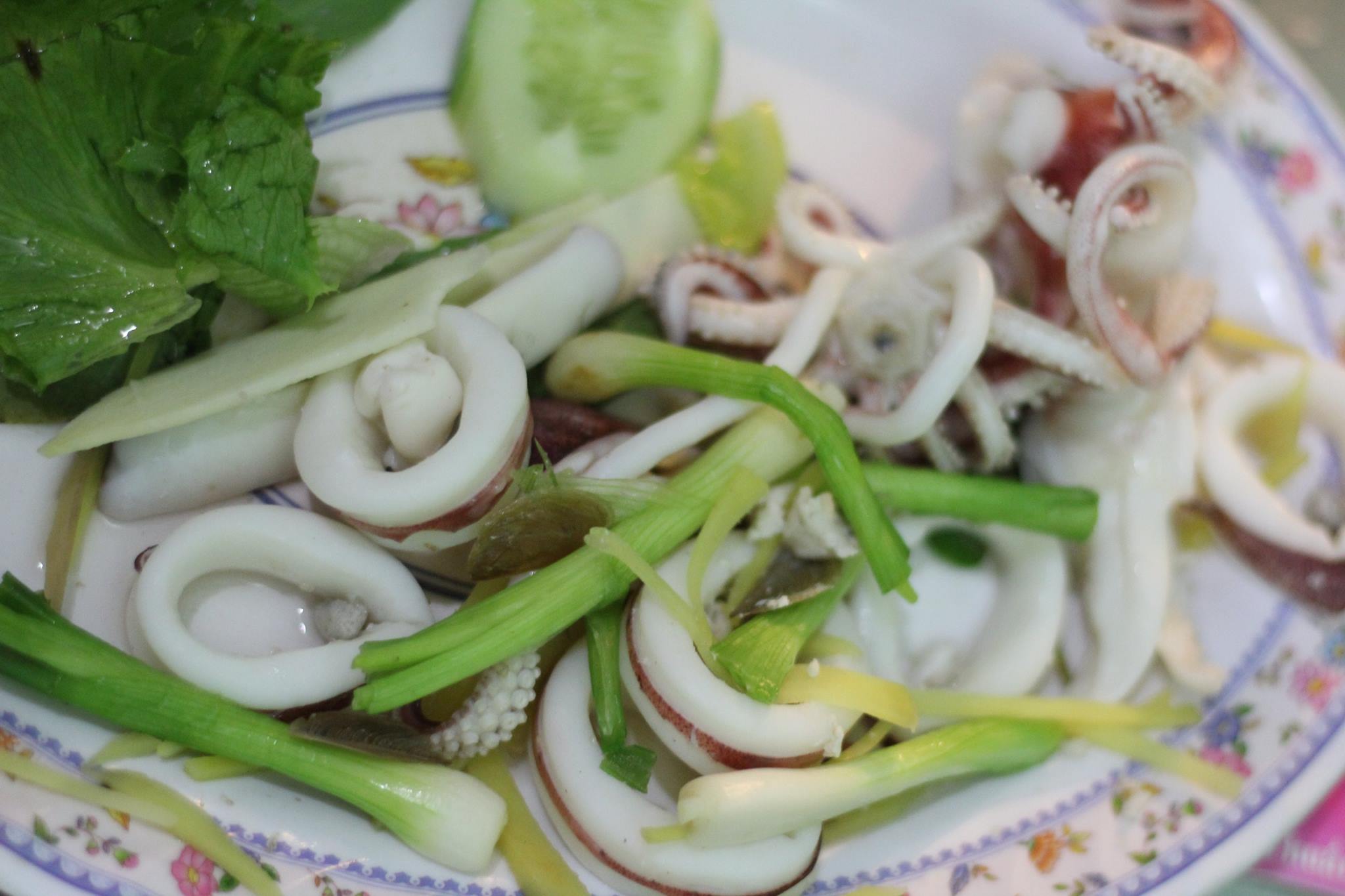 Các món ăn đều được chế biến từ hải sản tươi sống. Quán bờ kè bên sông Cà Ty. Ảnh Thanh Tuyền.