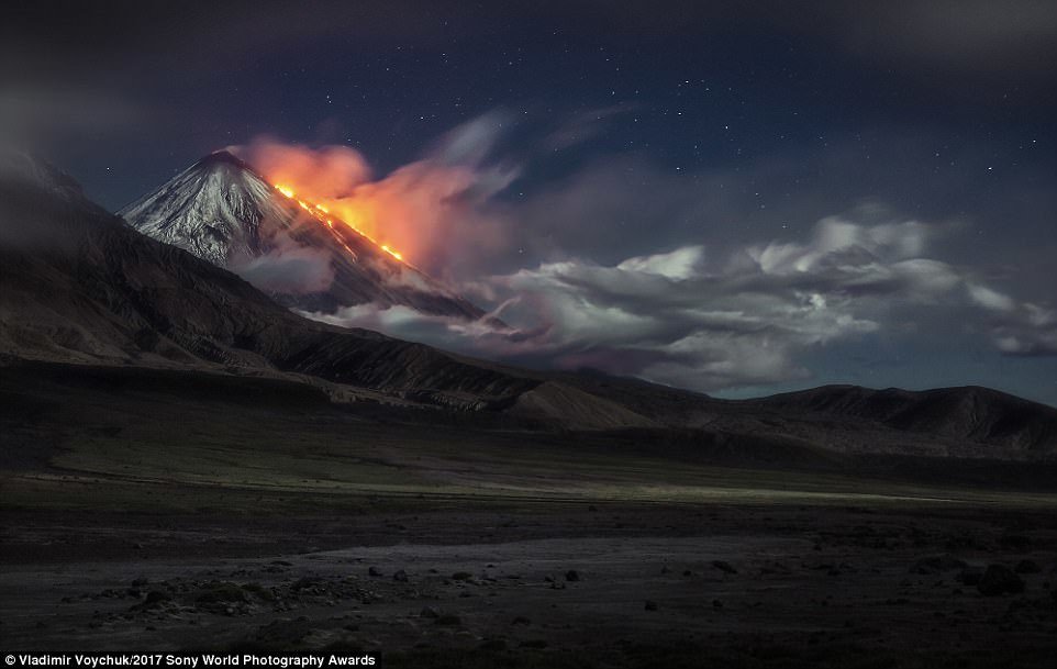 Núi lửa Klyuchevskaya Sopka ở Nga phun trào dữ dội, dung nham và khói bụi bay mù mịt 