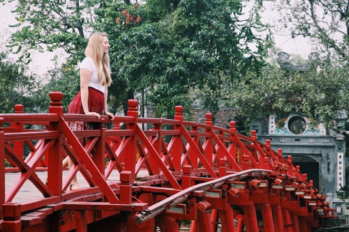 Nữ phượt thủ trên cầu Thê Húc dẫn vào đền Ngọc Sơn. 
