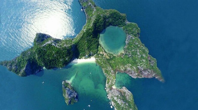 Nhìn từ trên cao, quần thể núi đá bao quanh áng nước chính giữa của Bái Đông trông như mắt rồng. Vì thế nơi đây còn có tên gọi khác là “đảo Mắt Rồng”. Ảnh: Dragon Eyes Island.