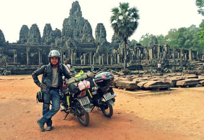 Anh Trần Đặng Đăng Khoa với chiếc xe máy chạy xuyên qua 7 nước Đông Nam Á - Ảnh: NVCC 