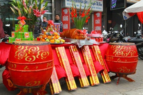 Lễ vật không thể thiếu là lợn quay nguyên con – món ăn độc đáo của Lạng Sơn. Có tới hàng trăm mâm lợn quay được rước lên đền mỗi năm.
