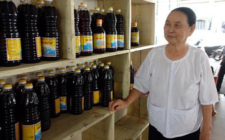 Chủ các cơ sở nước mắm ở Phan Thiết đã đưa sản phẩm vươn ra thị trường giữ gìn danh tiếng cho loại nước mắm truyền thống. 