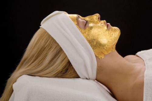 Mặt nạ bằng vàng 24 carat được cho là có tác dụng hồi sinh và trẻ hóa làn da. Tại Dubai, nhiều người sẵn sàng chi tới 7.000 đôla để sử dụng dịch vụ này.