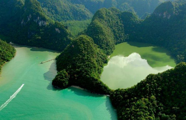 Dayang Bunting là đảo lớn thứ hai thuộc quần đảo Langkawi (Malaysia). Nơi đây còn được biết tới với một danh thắng độc đáo, gắn liền với những truyền thuyết kỳ bí - hồ Trinh nữ thụ thai. Đây là một hồ nước ngọt được bao quanh bởi các rặng núi nằm giữa biển, mang một vẻ đẹp vừa hoang sơ, vừa kỳ vĩ.