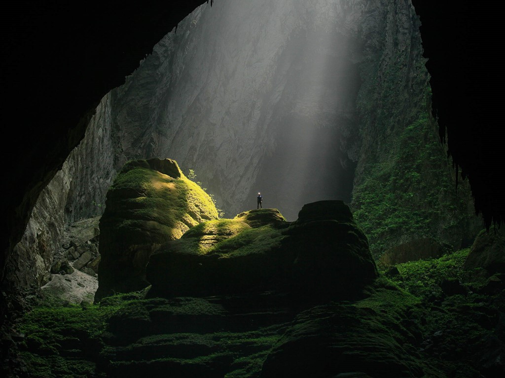 Hang Sơn Đoòng được biết đến là hang động lớn nhất thế giới ở Vườn Quốc gia Phong Nha – Kẻ Bàng, tỉnh Quảng Bình. Hang động này dài hơn 3 km, một số nơi cao hơn 180 m. Ở những nơi nóc hang bị sập, ánh sáng mặt trời có thể tràn vào giúp thảm thực vật phát triển mạnh mẽ. Ảnh: Matthias Hauser.