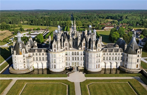 Lâu đài Chateau de Chambord ở thung lũng Loire chính là nguồn cảm hứng cho tòa lâu đài của Quái vật.