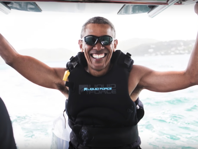 Sau 8 năm làm việc với cương vị người đứng đầu Nhà Trắng, ông Obama đang có thời gian nghỉ xả hơi với những chuyến du lịch dài ngày. Ngay trong tháng 1, cựu Tổng thống Mỹ và vợ tới khu resort cao cấp Palm Springs ở California (Mỹ).
