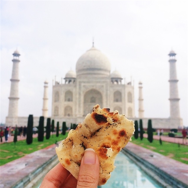 Món bánh Pudina Paratha “làm dáng” tại đền Taj Mahal ở Agra, Ấn Độ.