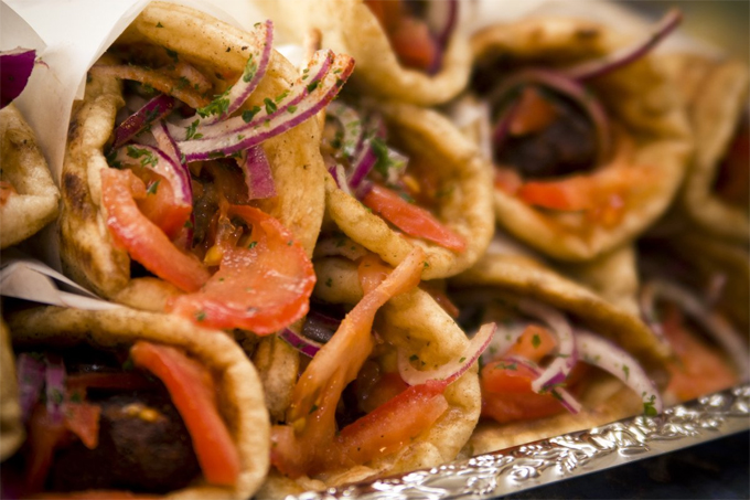 Đồ ăn Hy Lạp cũng hợp khẩu vị nhiều người, đừng quên thử souvlakia - một loại thịt lợn và gà xiên nướng ăn kèm với salad rất ngon miệng. 
