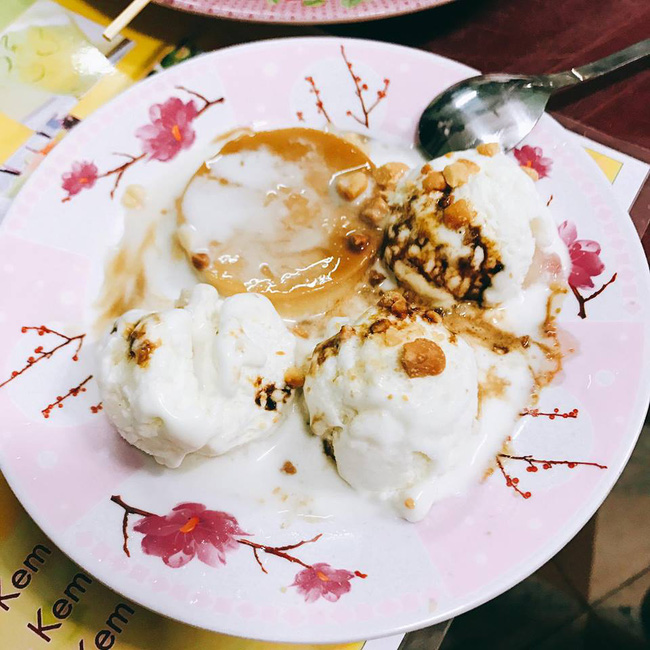 Món kem trộn ăn lạ lạ với thành phần là kem, caramen, khi ăn trộn lên. Món này cũng trên đường Duy Tân với giá 10 ngàn/ dĩa.