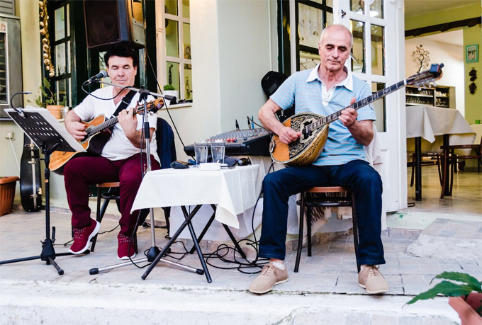 Và để hiểu hơn về văn hóa Hy Lạp, hãy ghé qua một buổi biểu diễn nhạc sống với bouzouki (guitar của người Hy Lạp). 