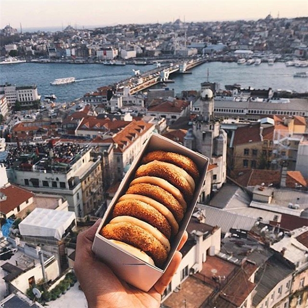 Bánh mì Kandil Simidi trên đỉnh tháp Galata ở Istanbul, Thổ Nhĩ Kỳ.