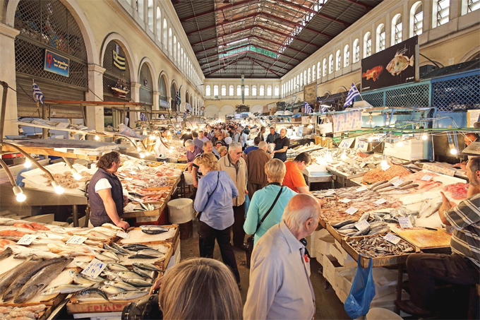 Ở Athens, đừng quên ghé qua khu chợ trung tâm để hiểu về cuộc sống và văn hóa của người Hy Lạp. Đây là nơi mà người dân địa phương buôn bán thịt cá tươi mỗi ngày và cũng là nơi họ thoải mái "buôn chuyện". 