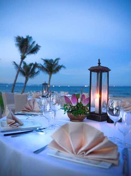 Bữa tối lãng mạn bên ánh nến và gió biển của khu nghỉ dưỡng 5 sao sát Bãi Dài. Ảnh: The Anam.