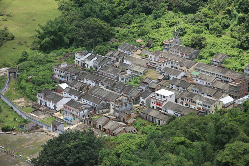  8. Lai Chi Wo. Đây là ngôi làng có 400 lịch sử. Nó nằm trong vườn quốc gia Plover Cove và công viên hàng hải Yan Chau Tong, Hồng Kông. Lai Chi Wo được bao quanh bởi các bức tường và những ngôi nhà ở đây mang nét kiến trúc điển hình của những ngôi làng Hakka.