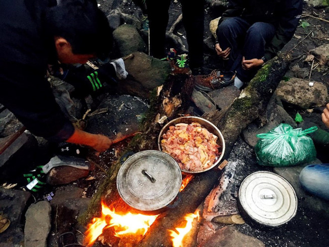 Bữa ăn thịnh soạn với cơm, thịt gà và đặc sản rau rừng vào ngày đầu tiên của hành trình. 