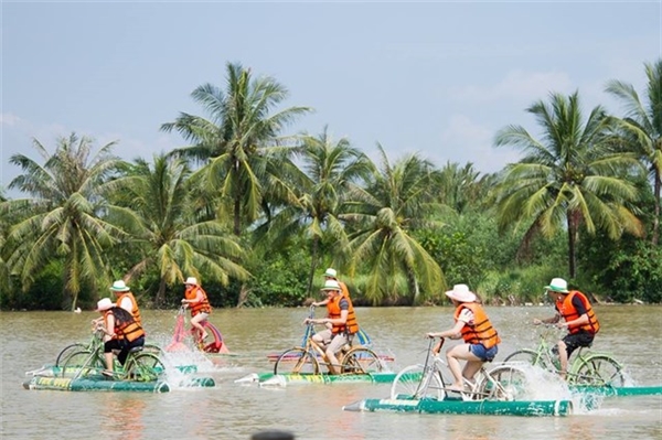 Làng du lịch Tre Việt.