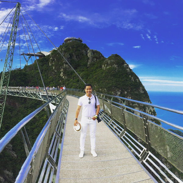Sky Bridge là một trong những điểm đến có thể coi là hấp dẫn nhất trên đảo Langkawi, thuộc khu vực Pantai Kok, cách Pantai Cenang khoảng 18 km. Du khách có thể đi cáp treo lên đài quan sát trên đỉnh núi, từ đây có thể thu vào tầm mắt toàn cảnh đảo Langkawi, thậm chí cả hòn đảo Tarutao của Thái Lan ở cuối trời xa. Nơi đây có một cây cầu thép bắc ngang qua bầu trời (Sky Bridge) nối giữa 2 đỉnh núi. Đây cũng là một trong những cây cầu lập kỷ lục thế giới với trải nghiệm ngoạn mục nín thở khi cây cầu treo cao lung lay trước gió. Giá một người tham quan là 30 RM. 