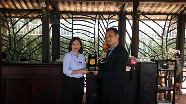 Bà Minh Trang - Tổng quản lý Léman Cap Resort & Spa đại diện Léman Cap Resort & Spa nhận giải vàng Agoda.com’s 2016 Gold Circle Awards. 