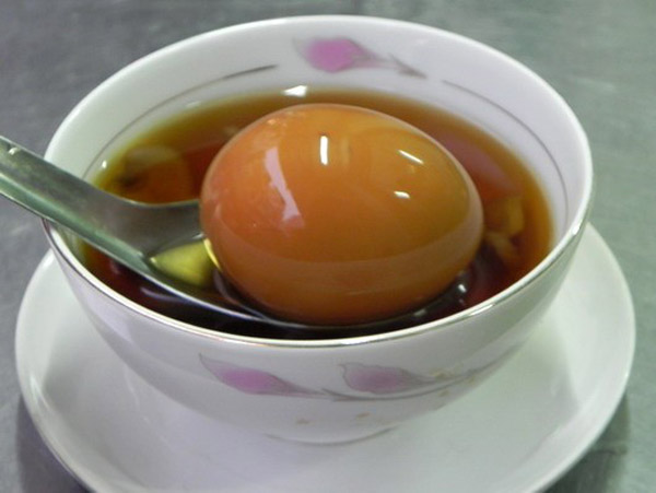 Chè trứng gà trà tàu là một món ăn rất nổi tiếng của người Hoa, giúp an thận bổ phổi, đẹp da, thanh giọng. Nguyên liệu của món ăn này gồm trứng, trà và đường. Một phần chè trứng gà trà tàu có giá 15.000 đồng.