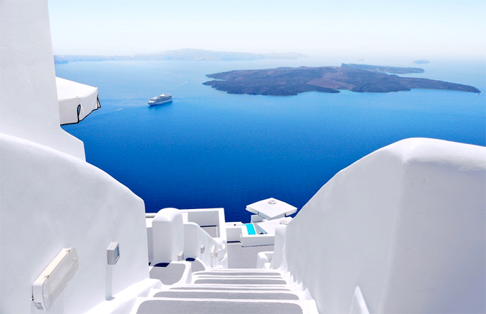 Mỗi hòn đảo ở Hy Lạp đều có những đặc điểm riêng biệt và một trong những nơi không thể bỏ qua chính là hòn đảo nổi tiếng thế giới, Santorini. Nơi đây nổi tiếng với những ngôi nhà màu trắng và xanh, view nhìn ra biển đặc biệt đẹp mỗi buổi hoàng hôn.