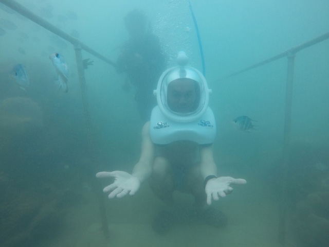 Mới đây, nhiếp ảnh gia Tâm Bùi cũng vừa tung ra bộ ảnh ghi lại những khoảnh khắc đáng nhớ của anh khi trải nghiệm đi bộ dưới đáy biển ở Cù Lao Chàm – Hội An cùng Seatrek. 