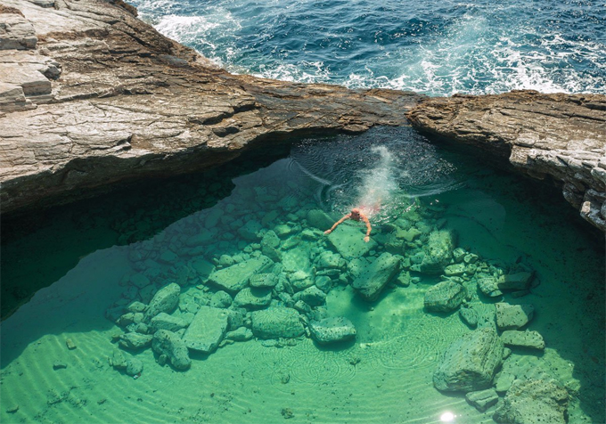 Những hòn đảo ở Hy Lạp đẹp không nói nên lời. Trên hòn đảo Thassos, bạn có thể thấy những bể bơi tự nhiên giữa biển khơi, nước trong vắt nhìn thấy tận đáy sâu. 