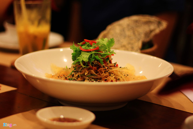 Gỏi sứa được xem là món ăn nhất định phải thử khi đến Nha Trang.