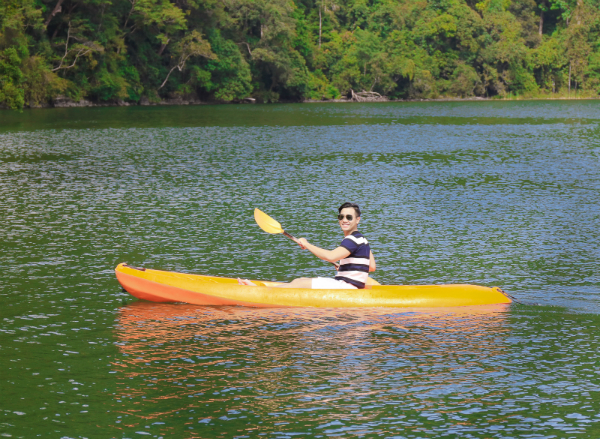 MC Nguyên Khang cũng vừa tham gia tour này trong chuyến đi Malaysia mới đây. Anh tham gia chèo thuyền kayak để khám phá phong cảnh của toàn bộ khu danh thắng.