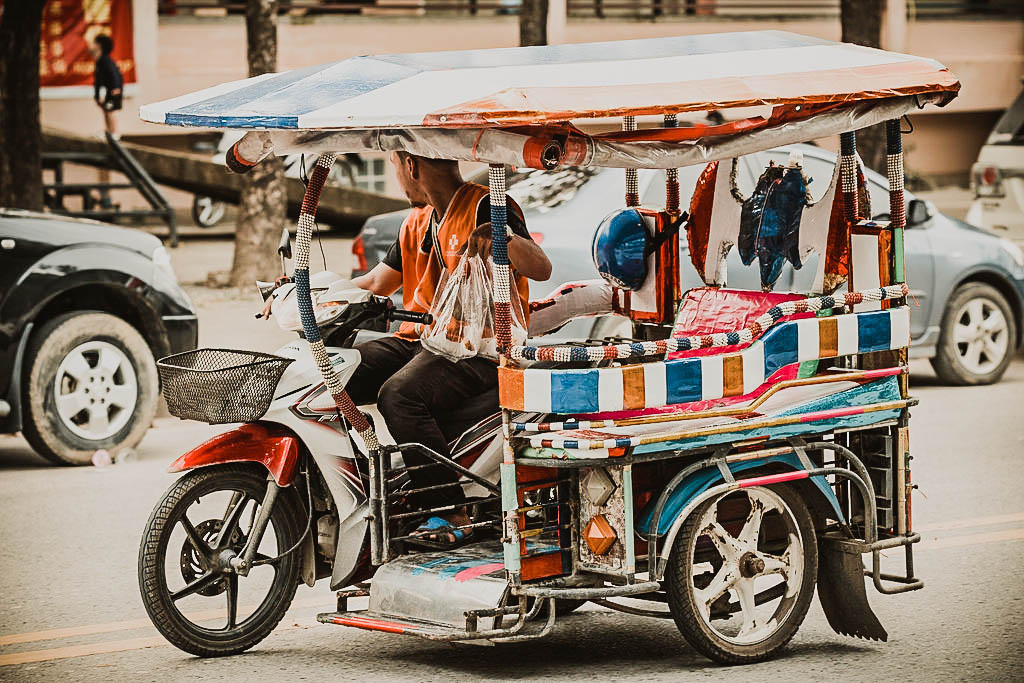 Tuktuk ở AoNang chỉ là một chiếc xe máy, gắn 1 thùng xe và chứa được tầm 3 - 4 người. 