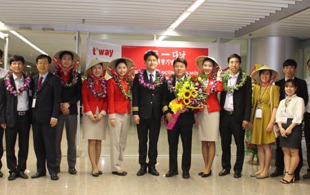 Sở Du lịch Đà Nẵng đón khách trong chuyến bay đầu tiên từ Daegu đến Đà Nẵng. Ảnh: VGP/Lưu Hương