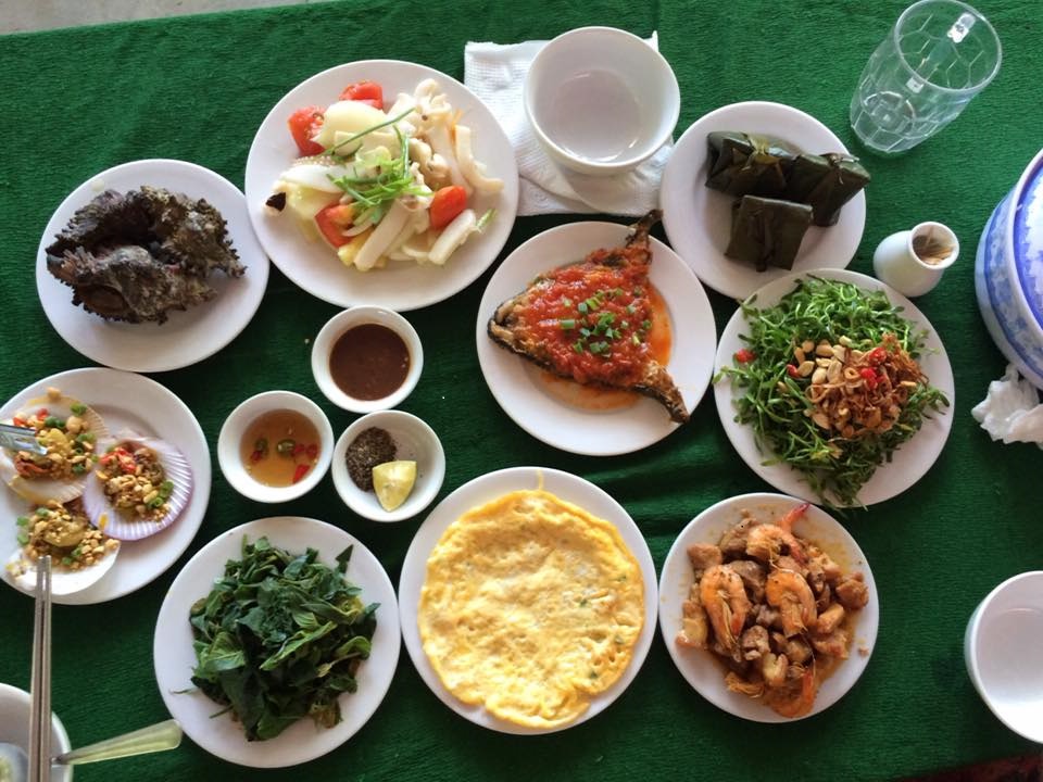 Bữa trưa nằm trong gói tour du lịch khám phá Cù Lao Chàm