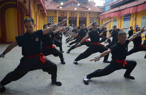 100 môn sinh môn phái Nam Huỳnh Đạo biểu diễu võ thuật kung fu phục vụ công chúng 2 suất mỗi ngày (9h và 16h). 