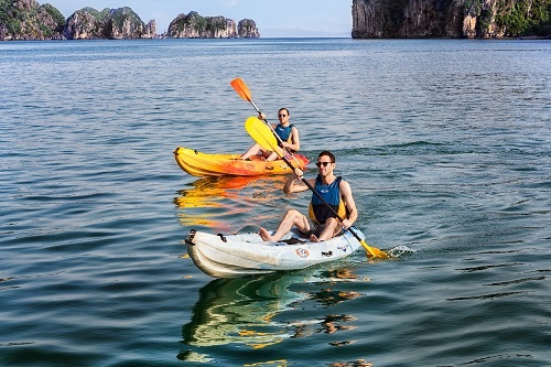 Du khách nước ngoài thích thú chèo kayak trên vịnh Hạ Long: Ảnh: Thư Kỳ 
