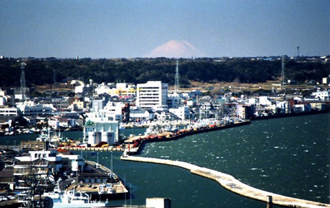 Núi Phú Sĩ nhìn từ Tháp cảng Zushi ở Chiba (cách 198km)