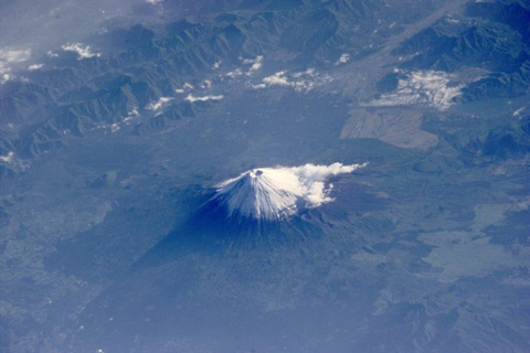  Núi Phú Sĩ nhìn từ tàu con thoi (cách 374km).