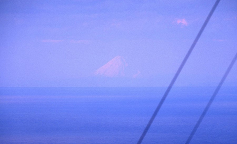 Núi Phú Sĩ nhìn từ Hachijojima (cách 271km)