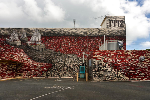 Bức tường vẽ bức hoạ ở Puerto Rico về hành trình của Christopher Columbus giữa vùng biển đỏ chết chóc.