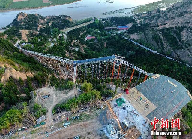 Máng trượt đáy kính vẫn đang trong giai đoạn xây dựng. Ảnh: Chinanews.com.