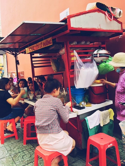 TP HCM có muôn vàn quán chè, nhưng những người sành ăn thường nhắc đến xe chè ba màu ở đường Nguyễn Phi Khanh đầu tiên. Ảnh: Phú Nguyễn. 