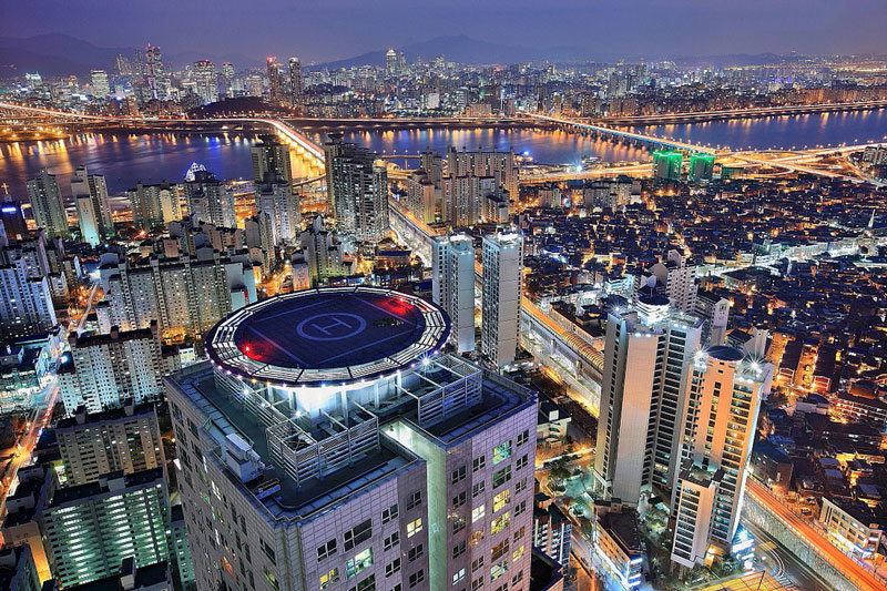 10. Thủ đô Seoul. Thủ đô của Hàn Quốc, nằm bên sông Hán ở phía Tây Bắc Hàn Quốc. Thành phố hút khách với sự kết hợp hoàn hảo giữa nét cổ kính và hiện đại. Nơi đây có nhiều nơi tham quan, mua sắm hấp dẫn như làng Hanok Bukchon, bảo tàng nội thất Hàn Quốc, Gangnam…