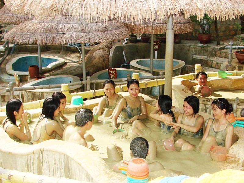Không chỉ thế, đến đây bạn còn được trải nghiệm tắm bùn, xông hơi độc đáo như tại Nha Trang. Với giá chỉ từ 210.000 đồng/ người