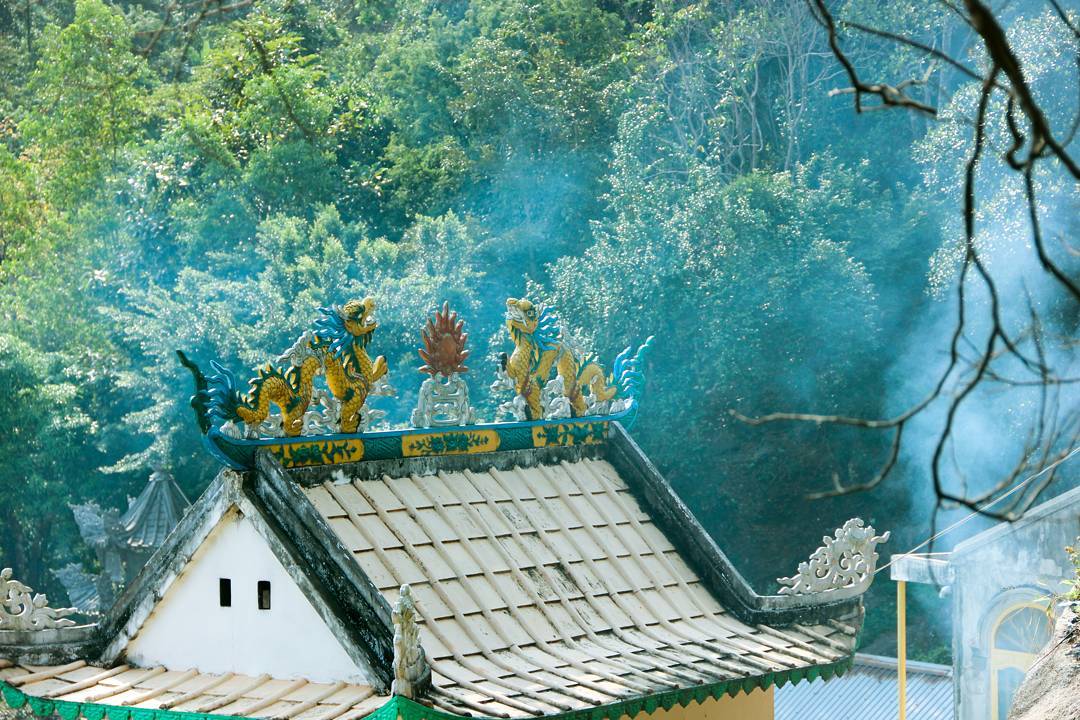Chùa Bửu Quang tuy không có những nét điêu khắc độc đáo, những kiến trúc tinh xảo nhưng nhìn tổng thể ngôi chùa toát lên vẻ thâm nghiêm kỳ vĩ, là một di tích thiên tạo hiếm có ở vùng Đông Nam Bộ. Instagram photo by Vũ Mạnh Hoàng 