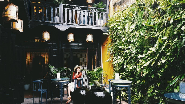Một quán café đẹp lãng mạn, “ngụy trang” bên ngoài là cửa hàng quần áo.