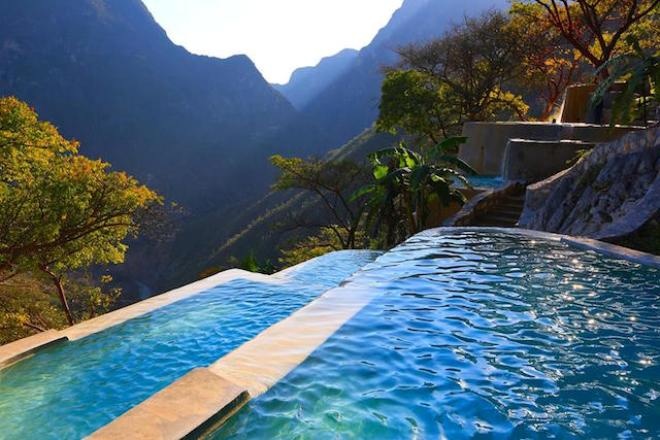 Những bể bơi vô cực ở đây hứa hẹn sẽ mang đến cho du khách trải nghiệm hoàn toàn khác biệt bởi quang cảnh núi rừng hùng vỹ và làn nước nóng lý tưởng để thư giãn.