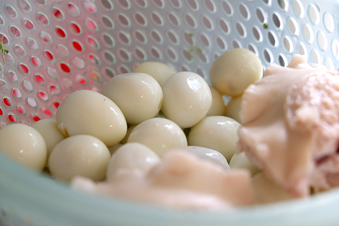 Trứng cút là một trong những loại nguyên liệu được hầu hết các đầu bếp miền Nam sử dụng. Trứng luộc chín lột vỏ cho lên trên tô hủ tiếu trước khi chan nước lèo.